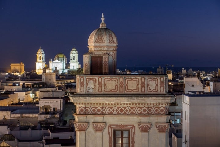 Las torres del hotel se alzan frente al Cádiz más monumental.