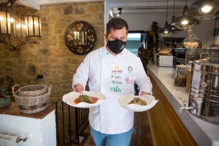 El chef con dos platos en la mano.