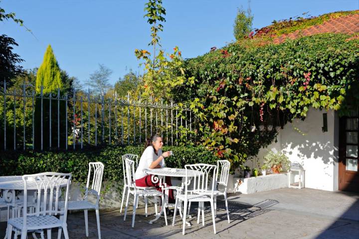 La Casona de Amandi (Villaviciosa, Asturias): terraza en el jardín