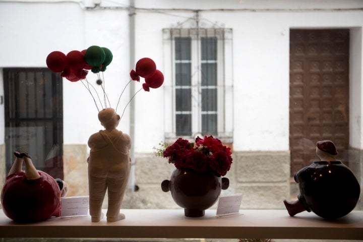 Las expresivas figuras parecen saludar a la calle.