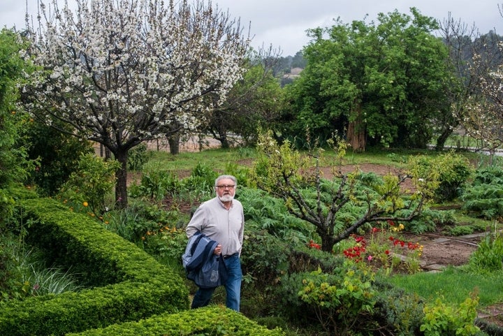 Jaume Vidal en el huerto de su Masía, La Plaça.