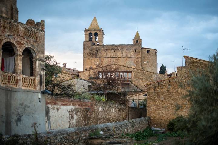 Madremanya (Báix Ampurdán) Durante el sitio a Girona por los franceses, la iglesia fue un fortín y refugio contra los gabachos.