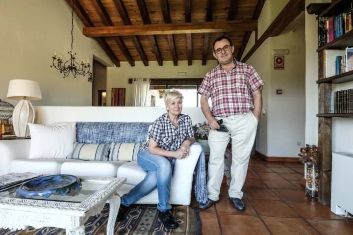 María Carmona junto a su marido, Manuel Haba, dueños del alojamiento