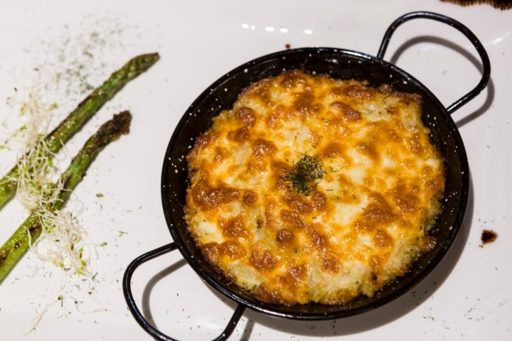 Bacalao a la nata con espárragos asados, uno de los platos que ofrece el restaurante del hotel.