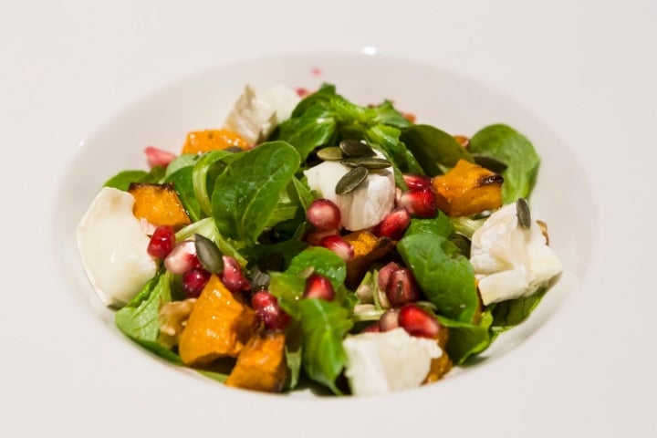 Ensalada de calabaza con rulo de cabra y granada.