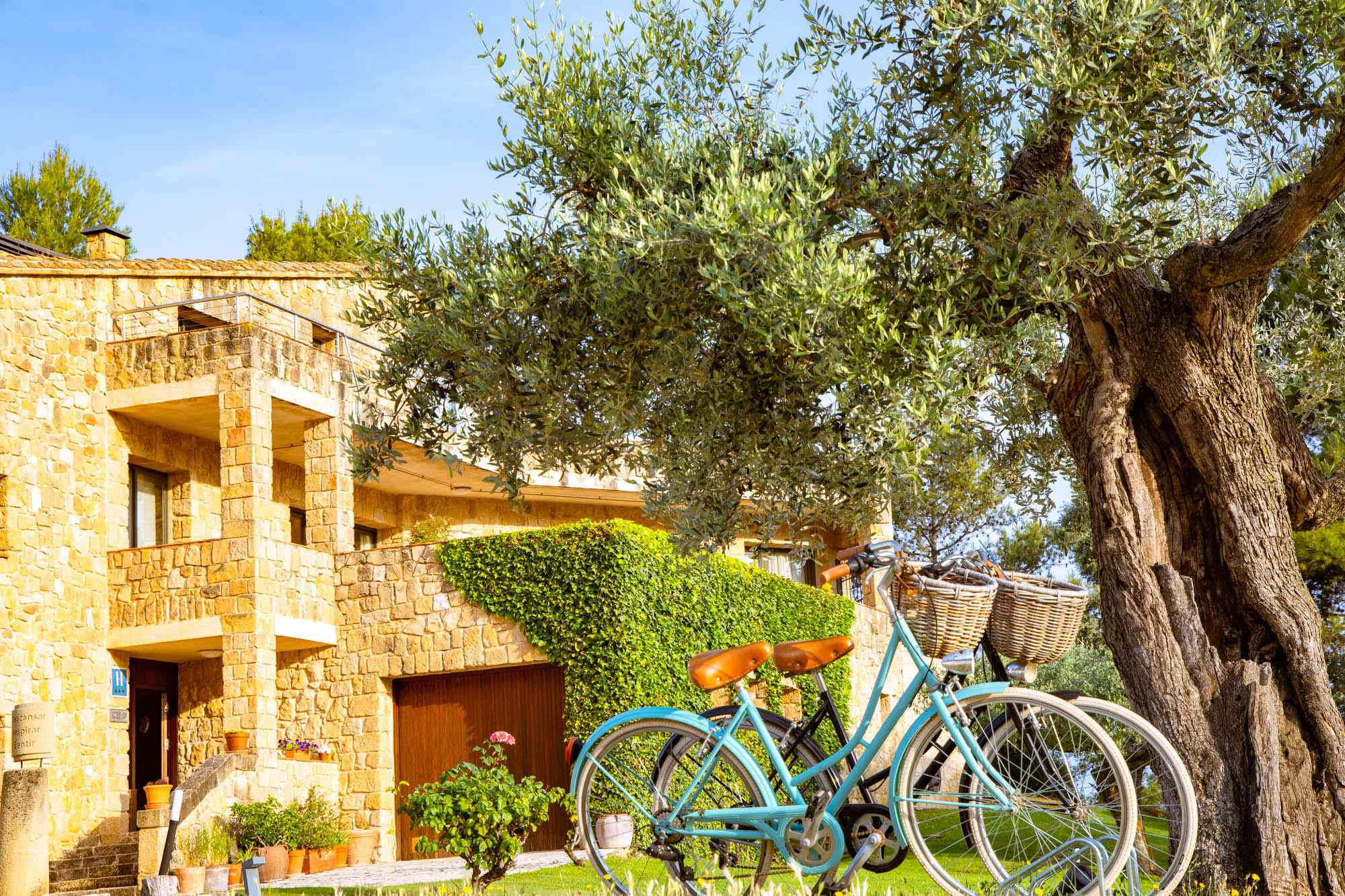 Entrada al hotel rural Les Capçades, con unas bicicletas retro a disposición de los clientes.