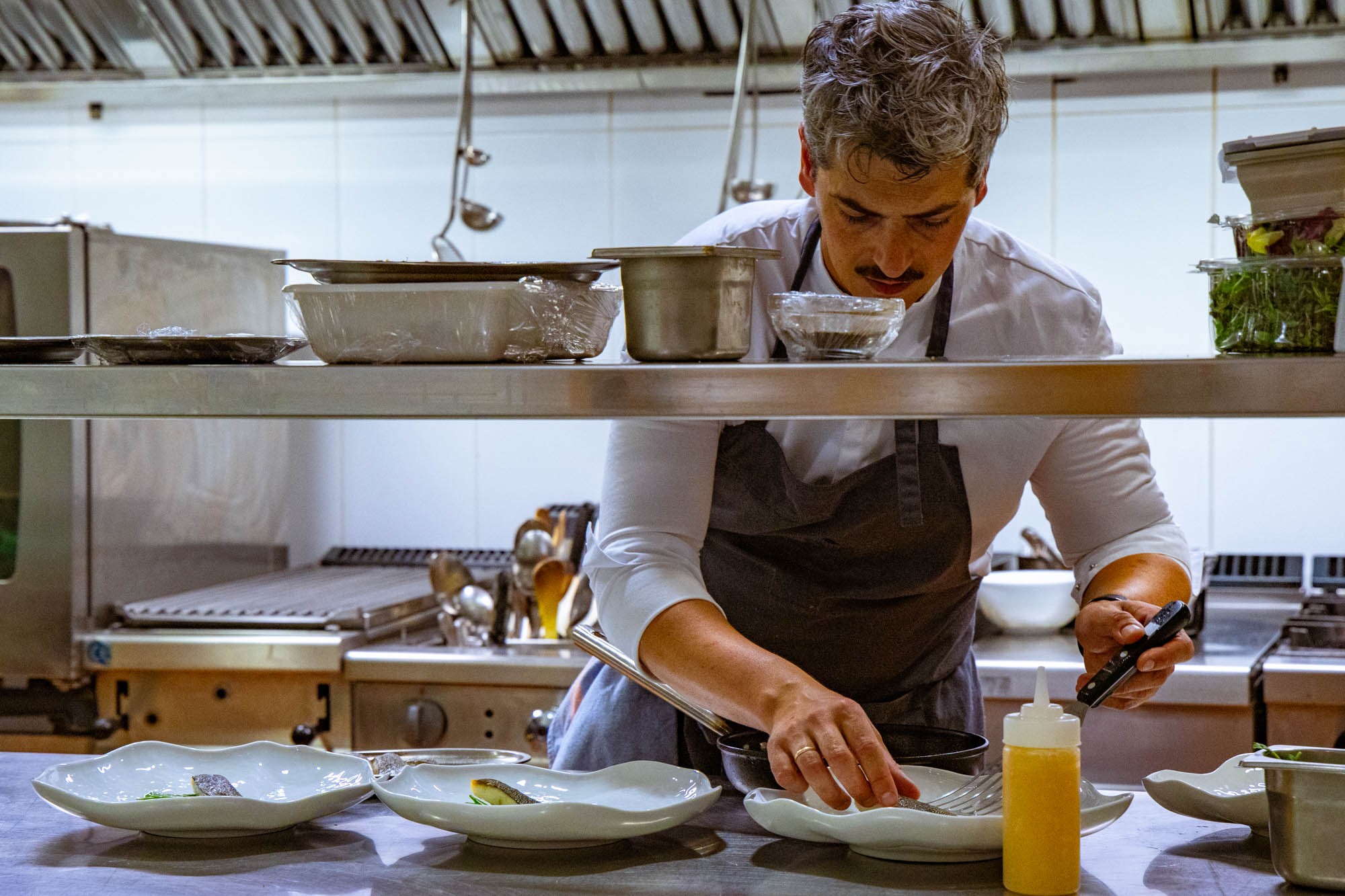 Facundo Salas, chef de Les Capçades, intenta trasladar su creatividad artística al plato.