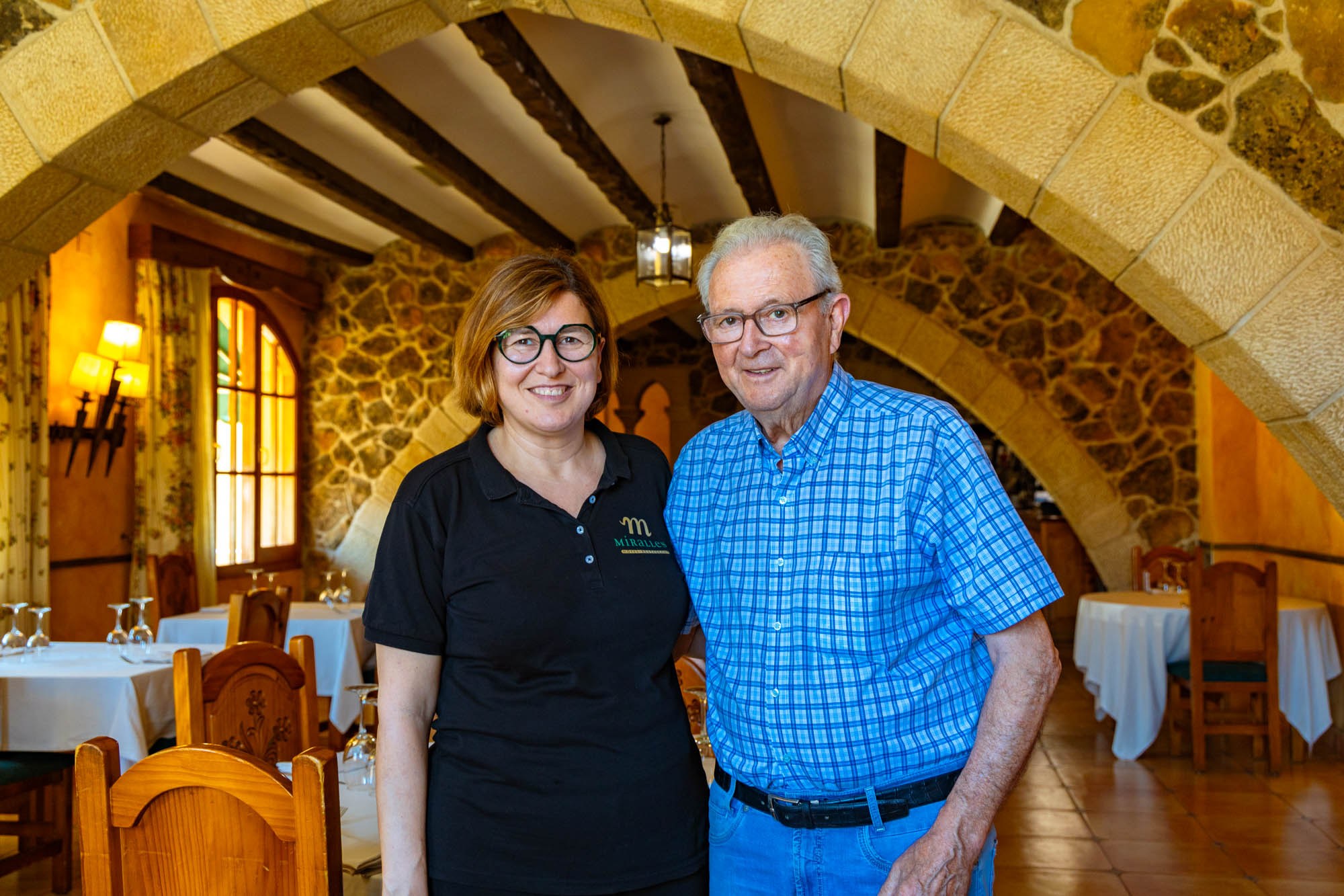 Anna Miralles y su padre Salvador, toda una institución en el pueblo, en el Hostal Miralles, el primer negocio familiar.