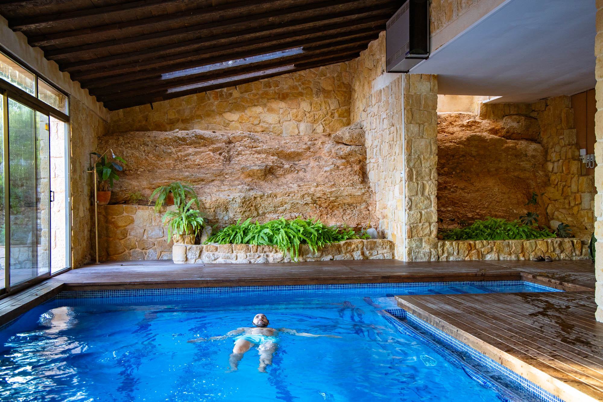 El hotel tiene una piscina cubierta, abierta en invierno y verano. 