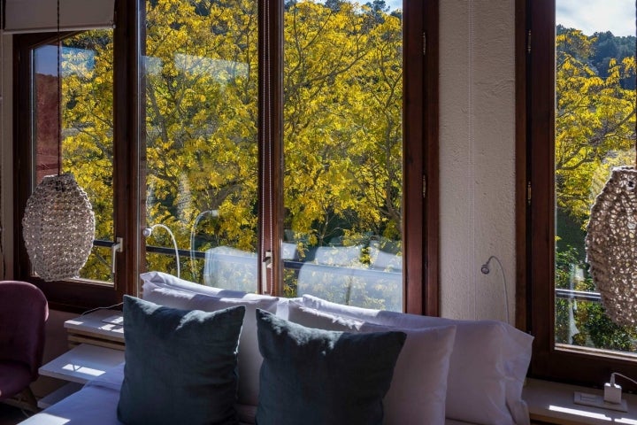 Las habitaciones del primer piso, con vistas a los campos que las rodean, tienen una cuidada decoración rústica.