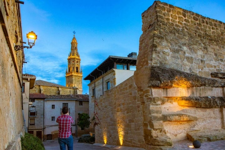En el exterior del hotel, vista de la Iglesia de Nuestra Señora de la Asunción al fondo; a la derecha, la muralla.