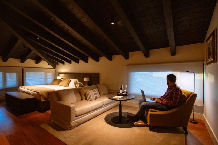 Vista general de la habitación del hotel.