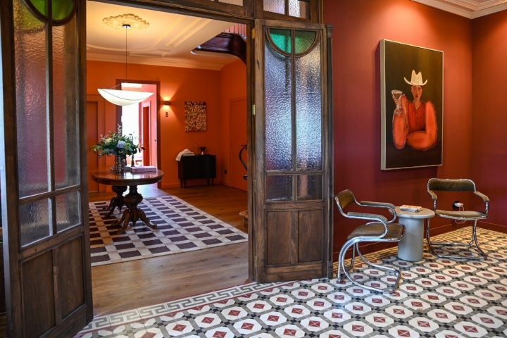 La decoración interior combina el confort contemporáneo con una atmósfera de inspiración europea.