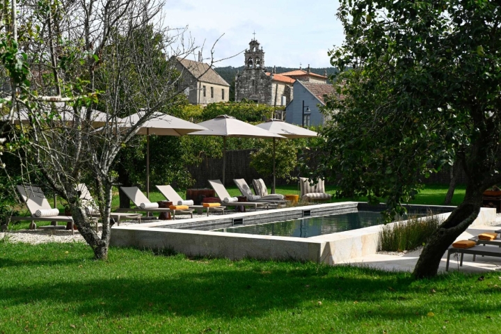 La piscina exterior, con una temperatura fija de 31 grados, es un gran reclamo.