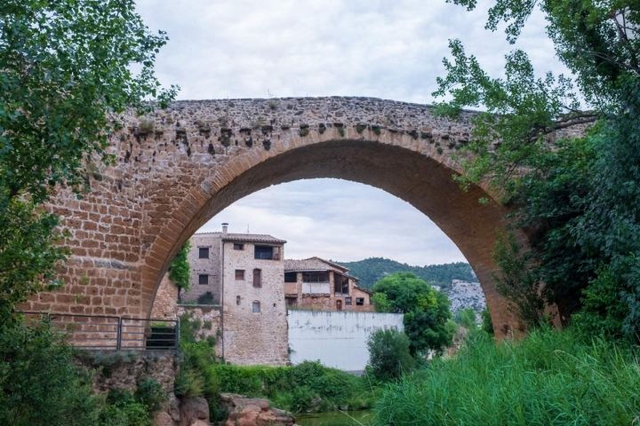 Puente pétreo que une el casco histórico con el arrabal donde está el hotel.