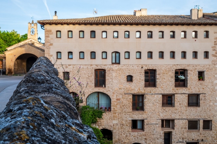 Fachada recuperada de la antigua fábrica junto a la ermita de Santa Ana.