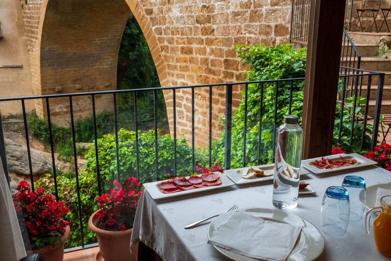 Un hotel que vende los paisajes del Matarraña