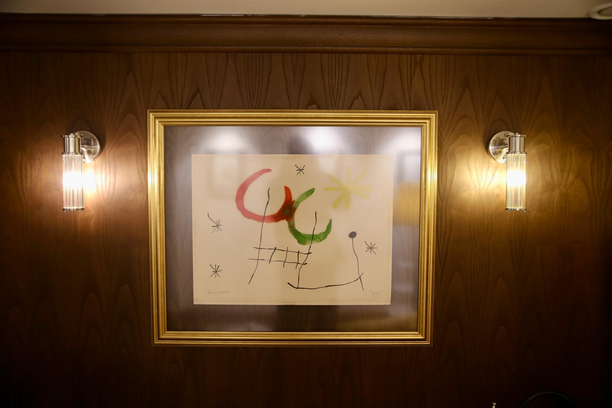 Cuadro de Miró en uno de los salones