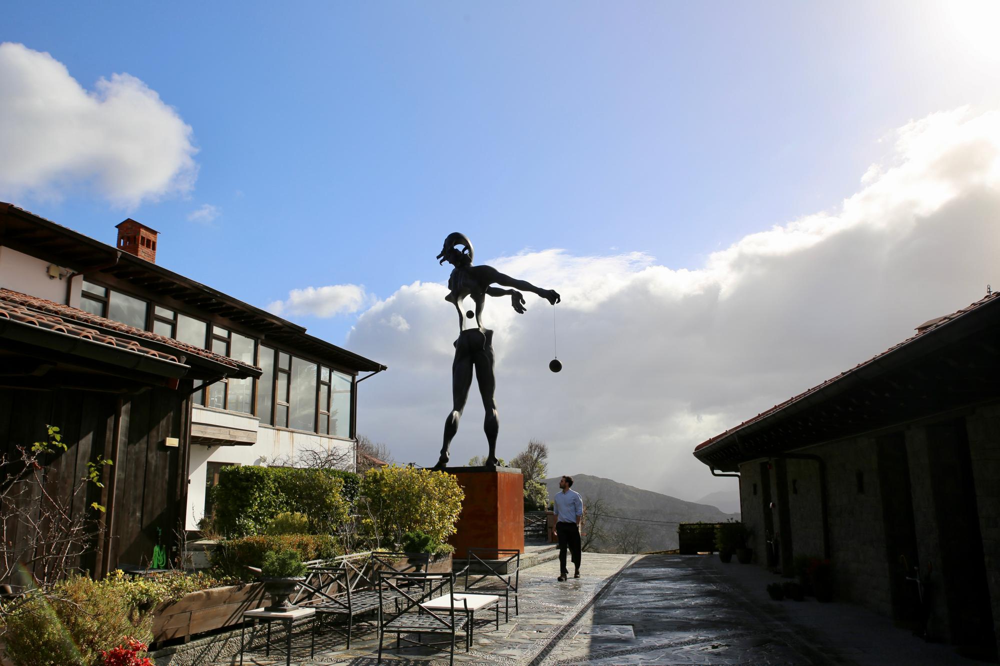 El Newton de Dalí en una de las terrazas al atarceder