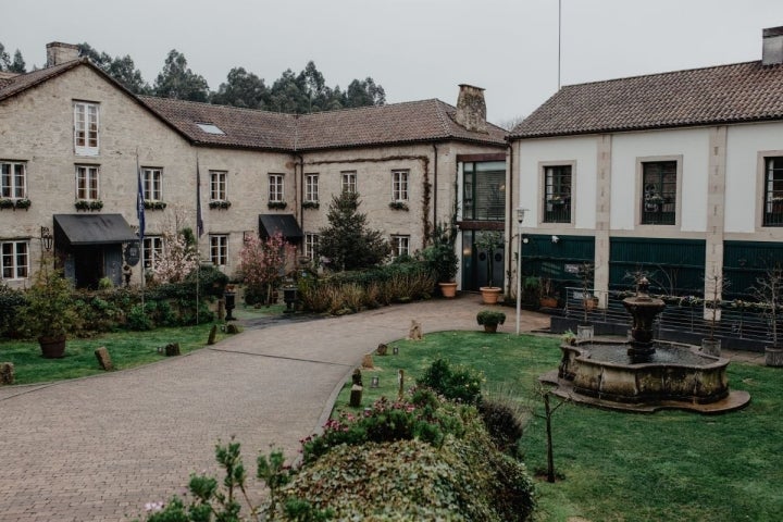 La entrada a 'A Quinta da Auga. Uno de los laterales se añadieron durante la reforma y alberga el restaurante.