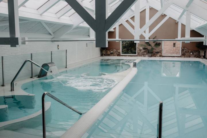El circuito de 'spa' incluye dos piscinas, una de ellas con siete chorros de agua.