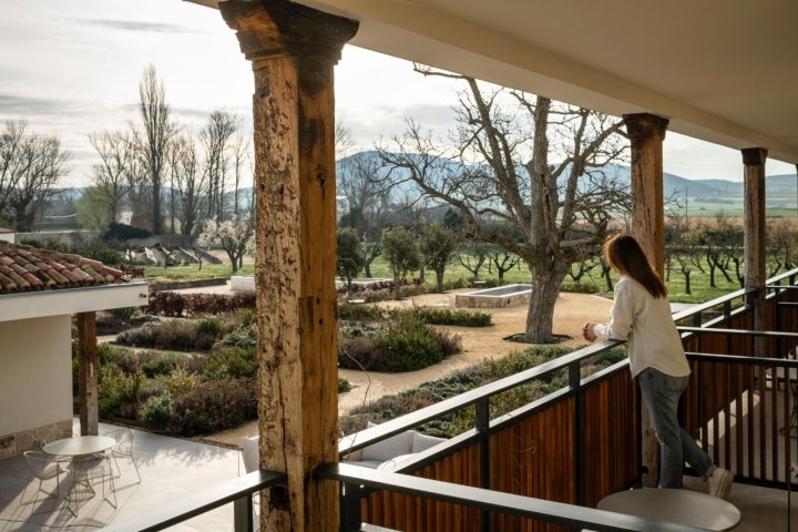 Parte de las habitaciones cuentan con una pequeña terraza con vistas al jardín.