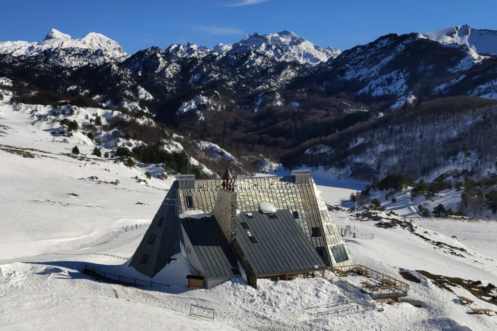 Exterior cubierto de nieve del refugio de Belagua