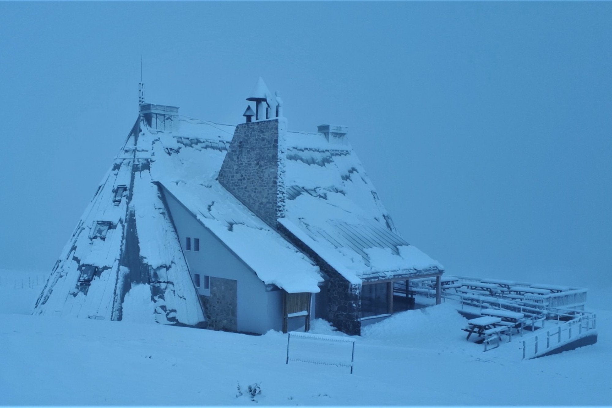 La nieve cubre el exterior del refugio Belagua