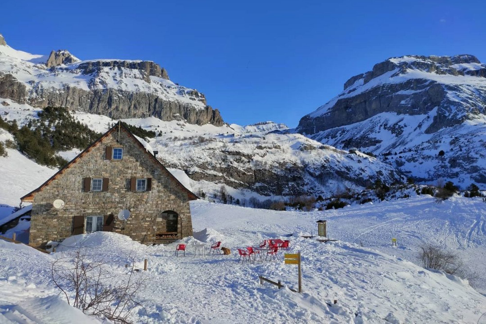 Imagen del refugio de Lizara cubierto de nieve