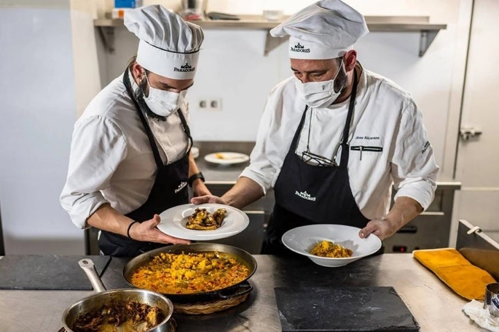 En sus cocinas, se preparan dos toneladas de arroz al año. En la imagen, José Antonio Alcarazo, chef del parador. Foto: Sofía Moro