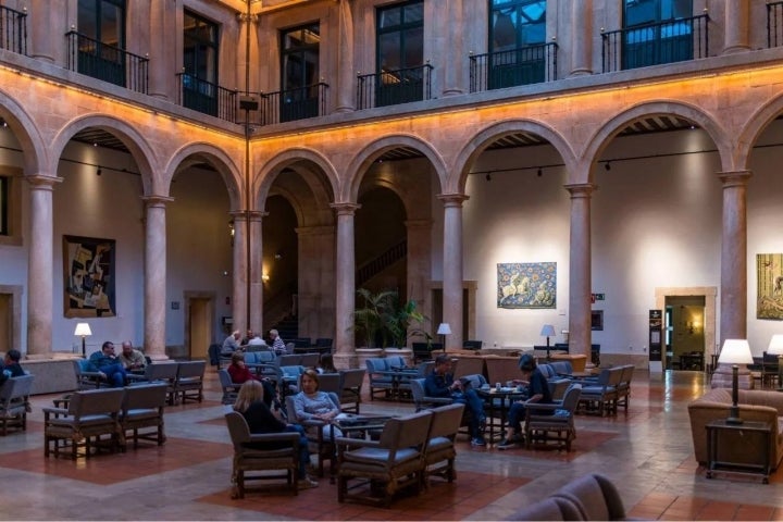 Con los turistas, la vida ha regresado a los salones de este Parador. Foto: Alfredo Cáliz 