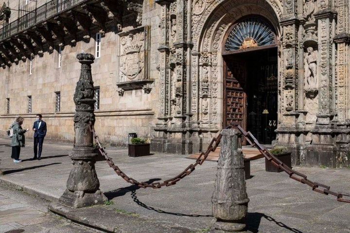 Las cadenas del territorio propio del Hospital Real. Foto: Sofía Moro