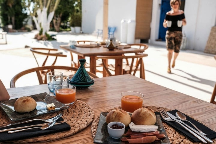 Desayuno en el patio del alojamiento.