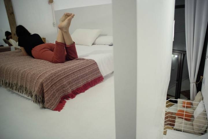 El blanco de la estancia y la escasez de muebles facilitan la desconexión y el descanso.