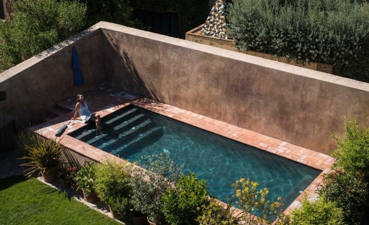 La piscina, resguardada de miradas, en la masía de 'Encís d'Empordà'. Foto: Sofía Moro.