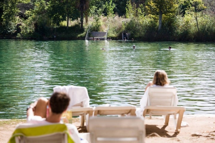 Bañistas lago Termas Pallarés