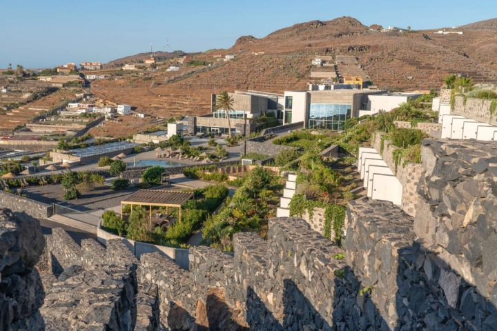 Más de dos mil paneles solares aportan el 40% de la energía que se consume en el hotel.