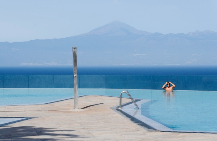 Las piscinas exteriores gozan de increíbles vistas al Teide.