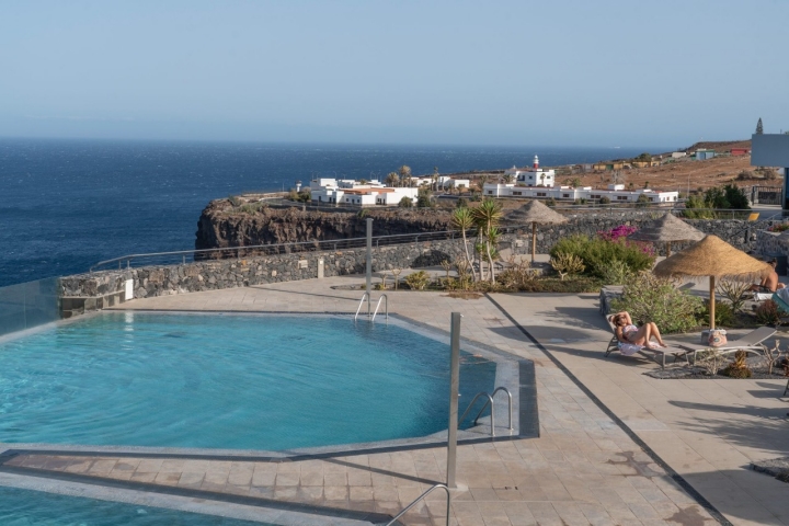 Una de las tres piscinas repartidas por los bancales del hotel.