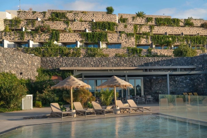Vista de las habitaciones en bancal y una de las piscinas.
