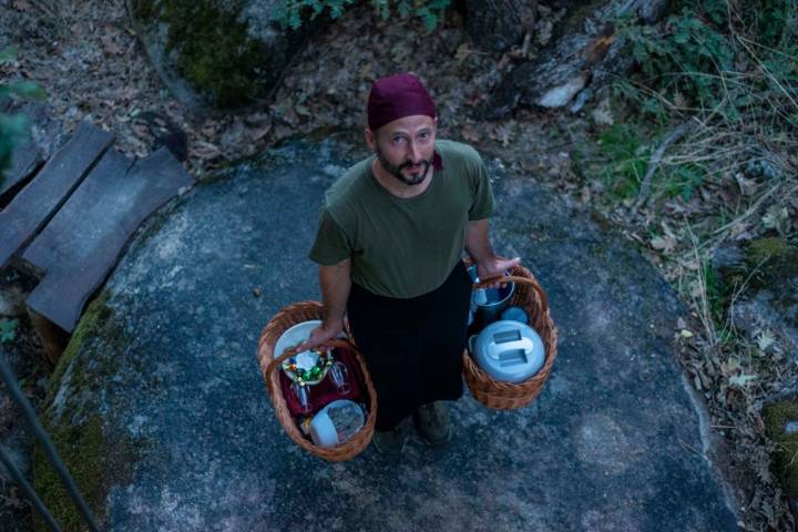 El gaditano Javier de Alba es el cocinero y quien se encarga de llevar personalmente la cena caliente a cada cabaña.