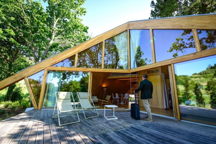 Cuatro cabañas de madera en plena naturaleza gallega.