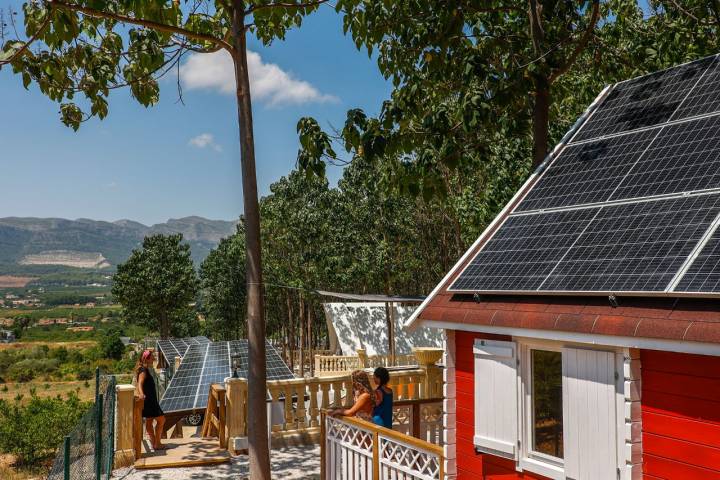 Los parkings y bungalows cuentan también con placas solares.