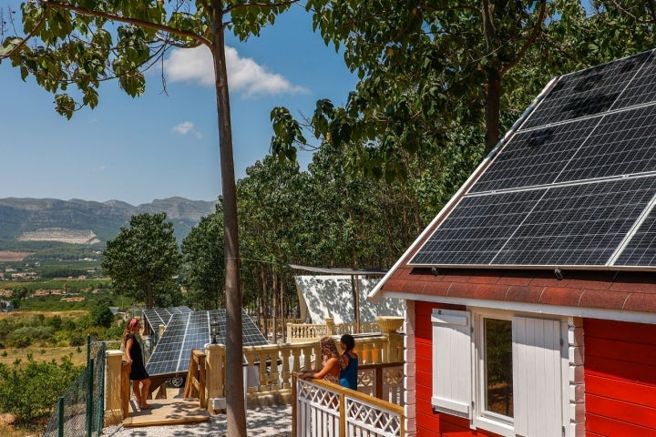 Los parkings y bungalows cuentan también con placas solares.