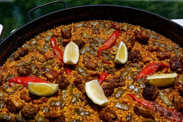 Paella valenciana con albóndigas.