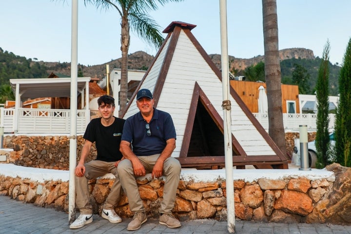 Ángel junto a su hijo Josué.