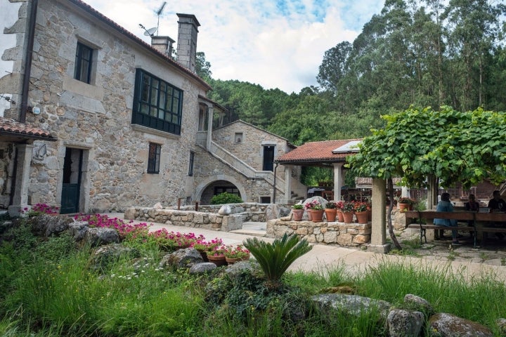 La casa de piedra era originariamente un molino, que aún se conserva en uso.