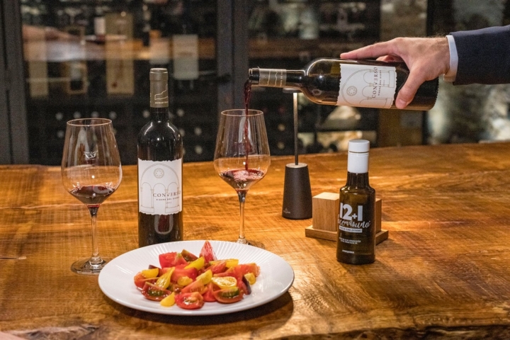 Plato de tomate y vino en el hotel Castilla Termal Monasterio de Valbuena (Valladolid).