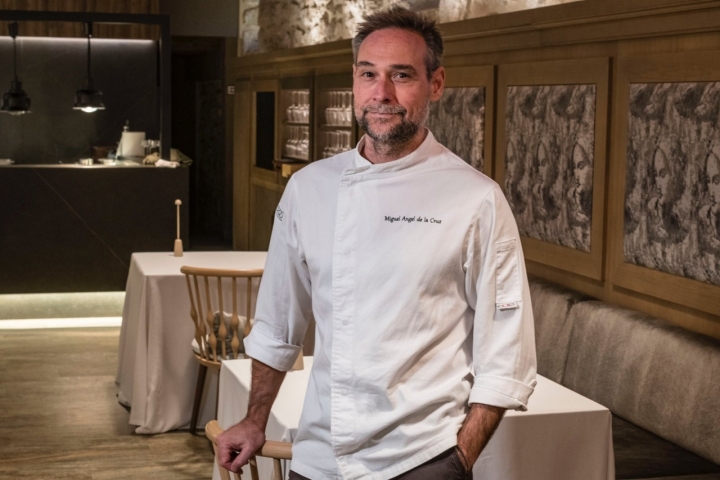 El chef Miguel Ángel de la Cruz, en el restaurante Converso del hotel Castilla Termal Monasterio de Valbuena (Valladolid).