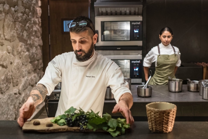 Manu Sanz, jefe de cocina de Converso en el hotel Castilla Termal Monasterio de Valbuena (Valladolid).
